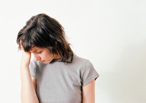 Mujer de mirada preocupada